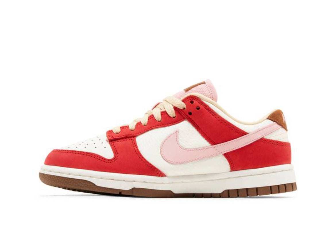 Dunk Low Sail y Sport Red “Bacon”