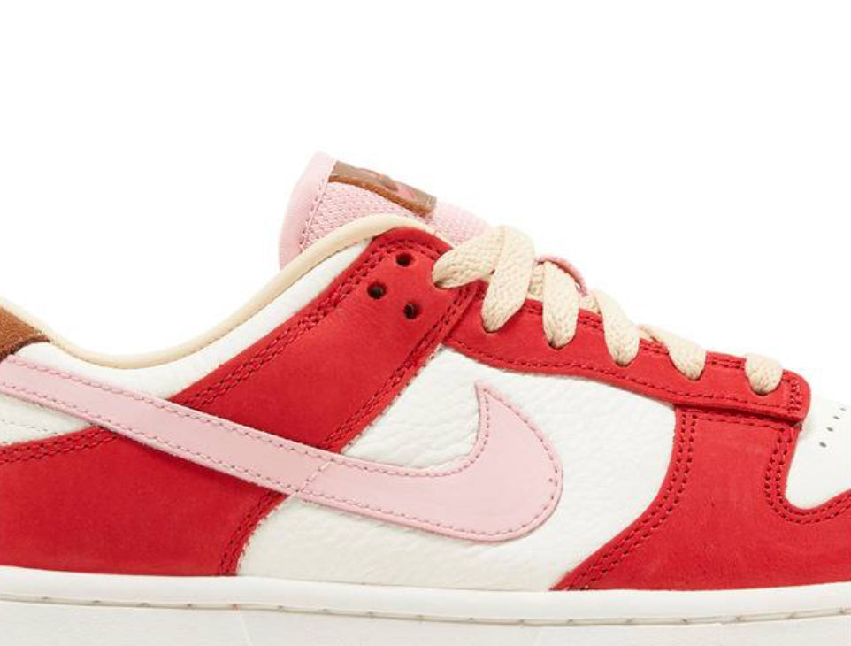 Dunk Low Sail y Sport Red “Bacon”