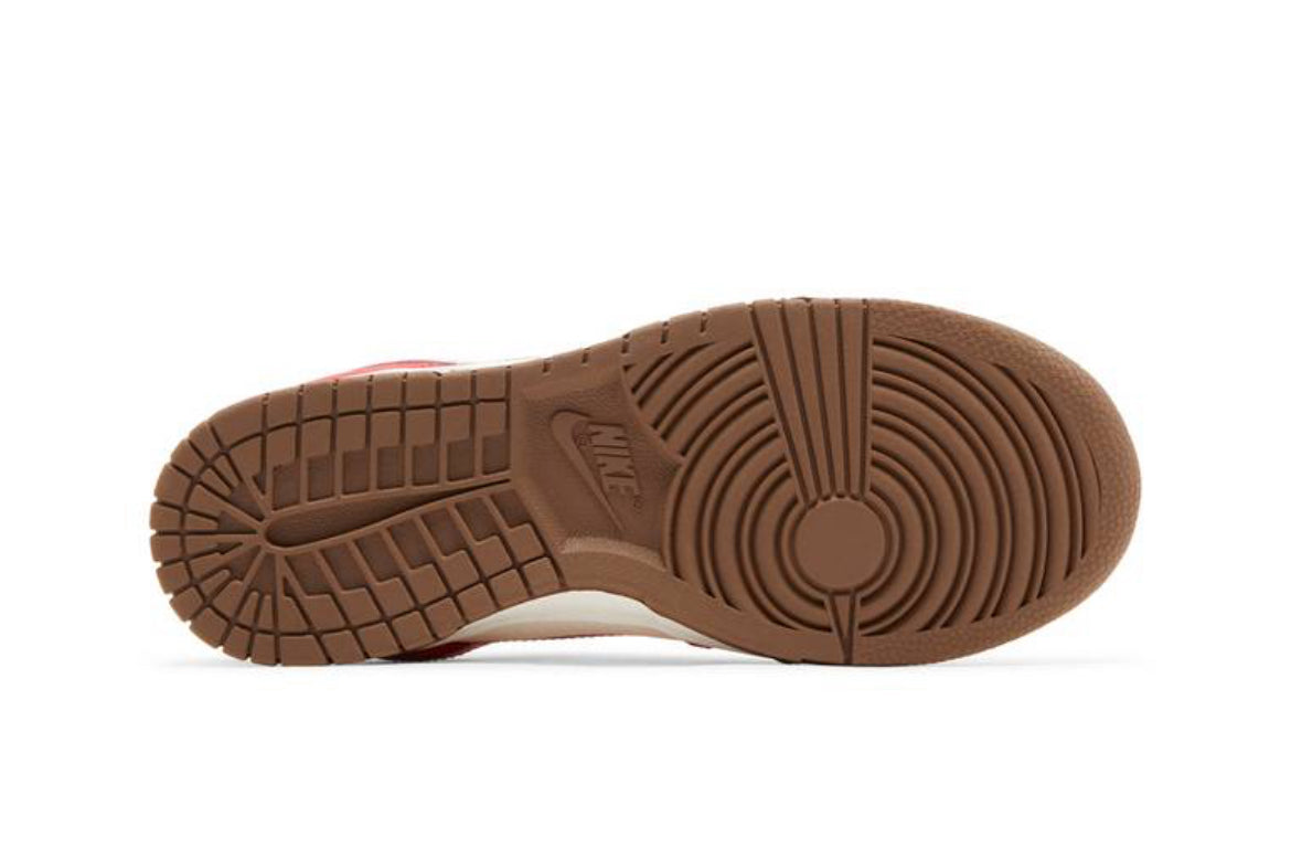Dunk Low Sail y Sport Red “Bacon”