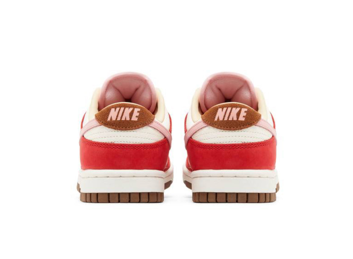 Dunk Low Sail y Sport Red “Bacon”
