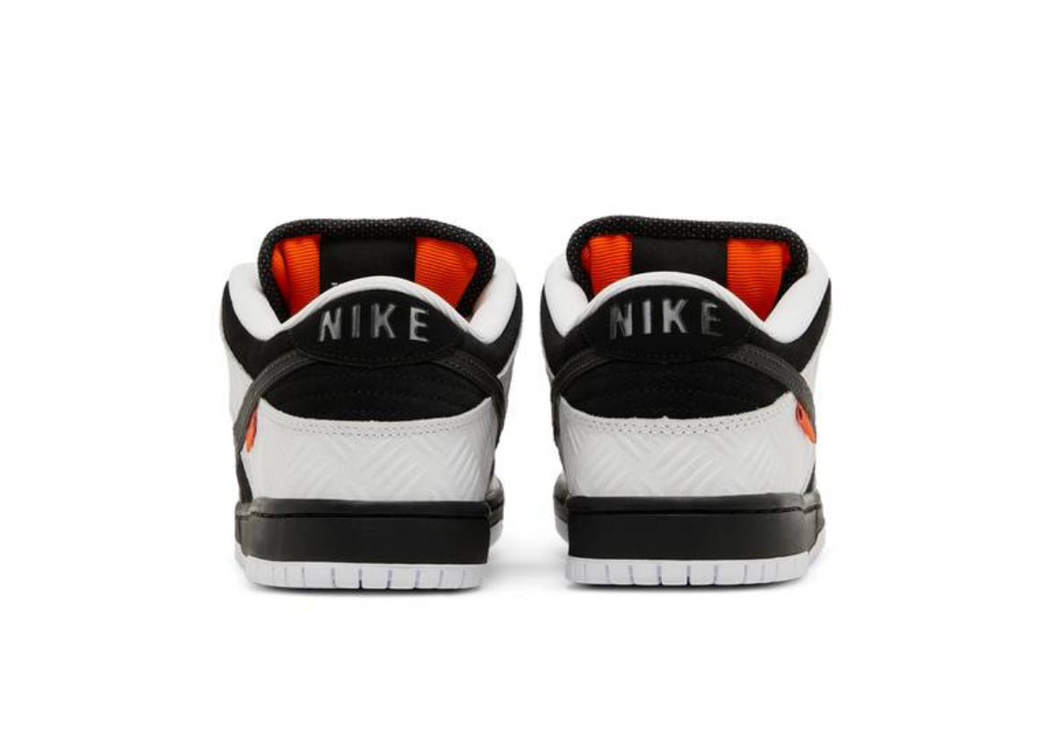 Dunk Low SB TIGHTBOOTH