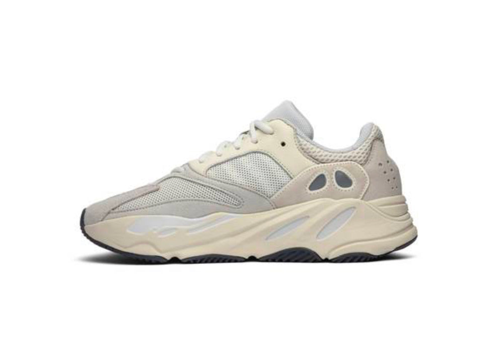 Yeezy 700 analógico