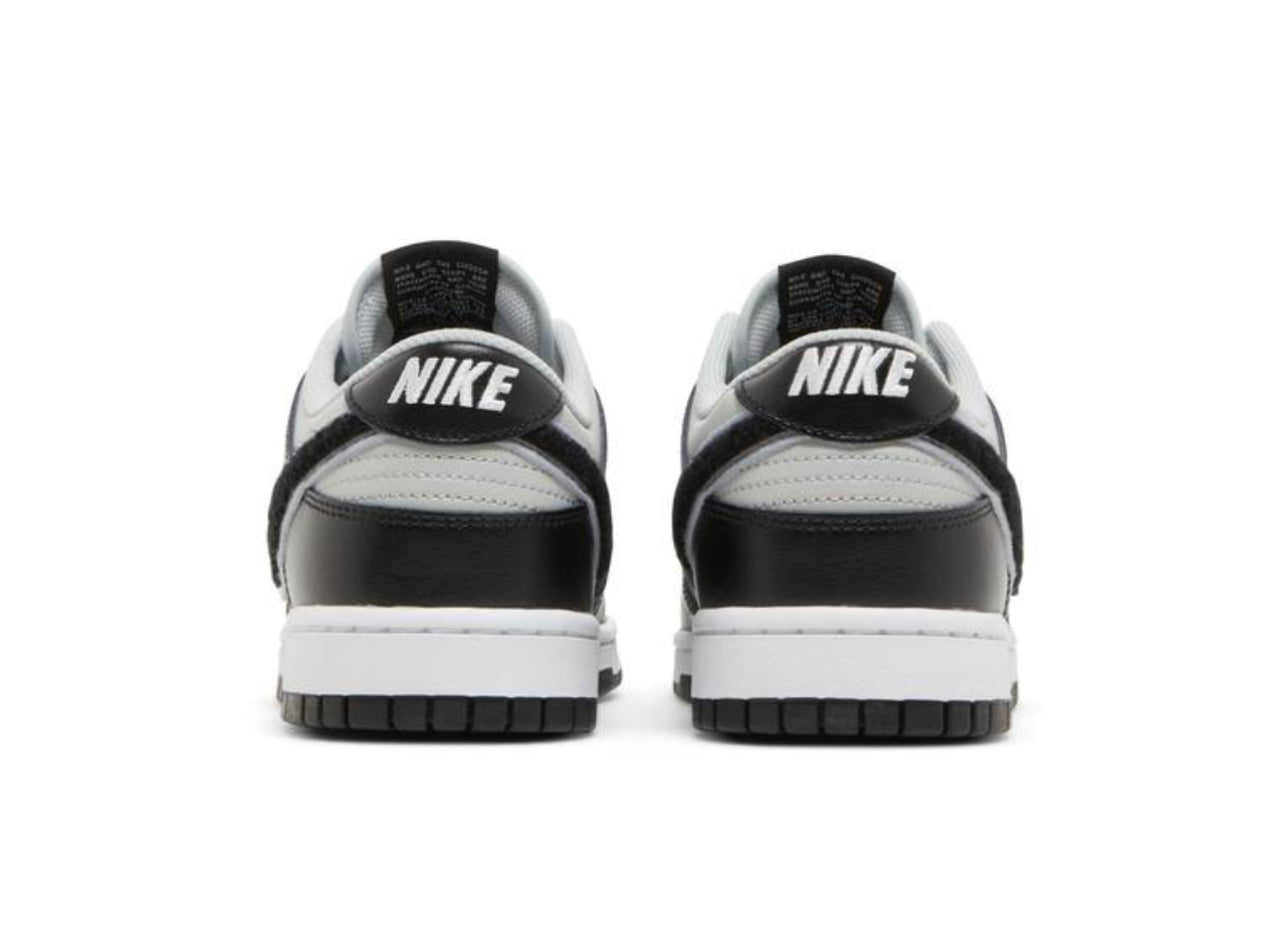 Dunk Low Chenille Swoosh negro gris