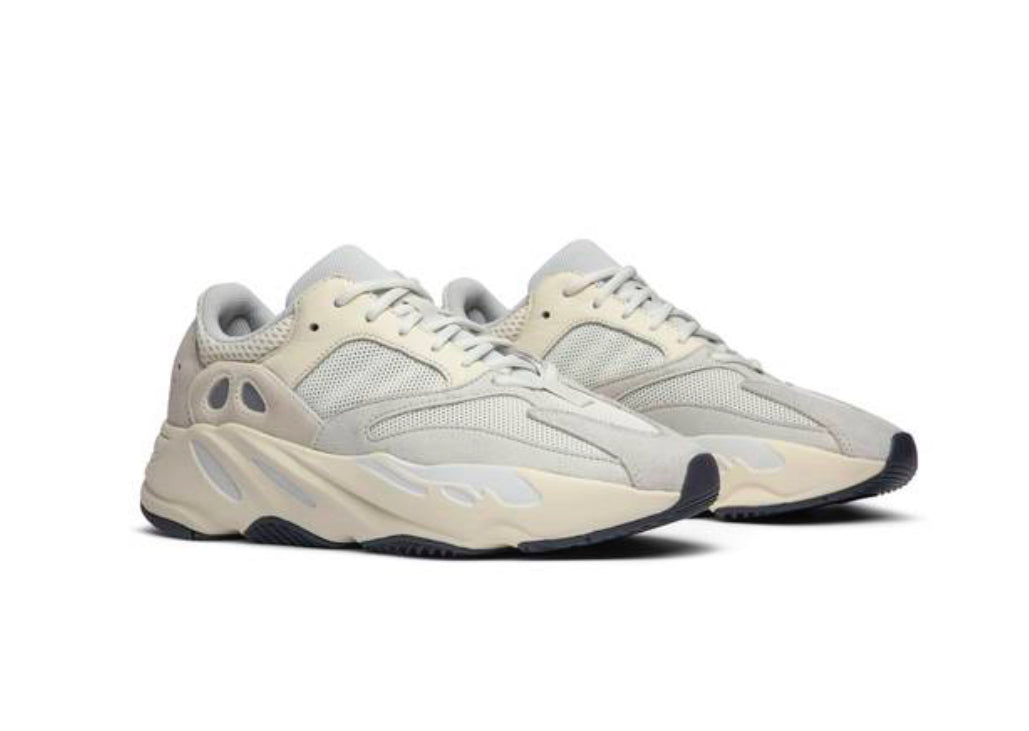 Yeezy 700 analógico