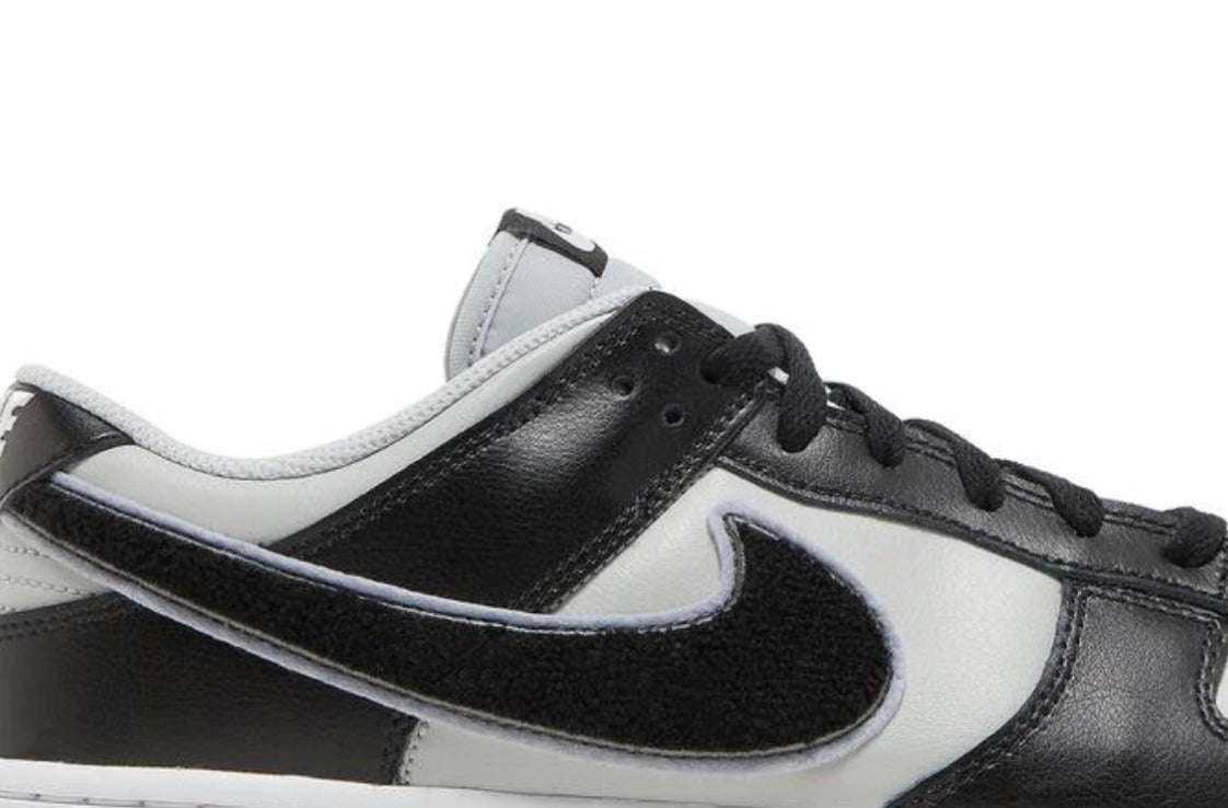 Dunk Low Chenille Swoosh negro gris