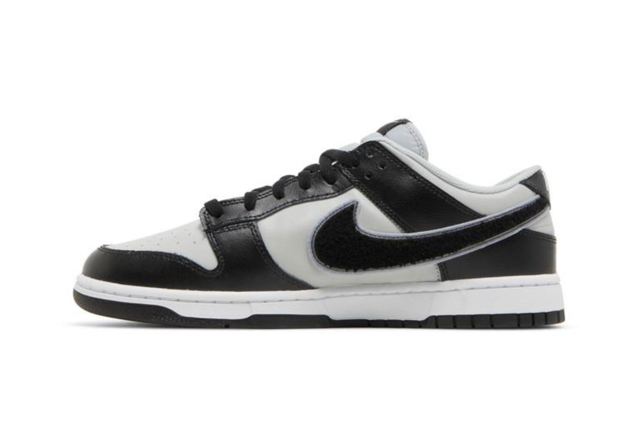 Dunk Low Chenille Swoosh negro gris