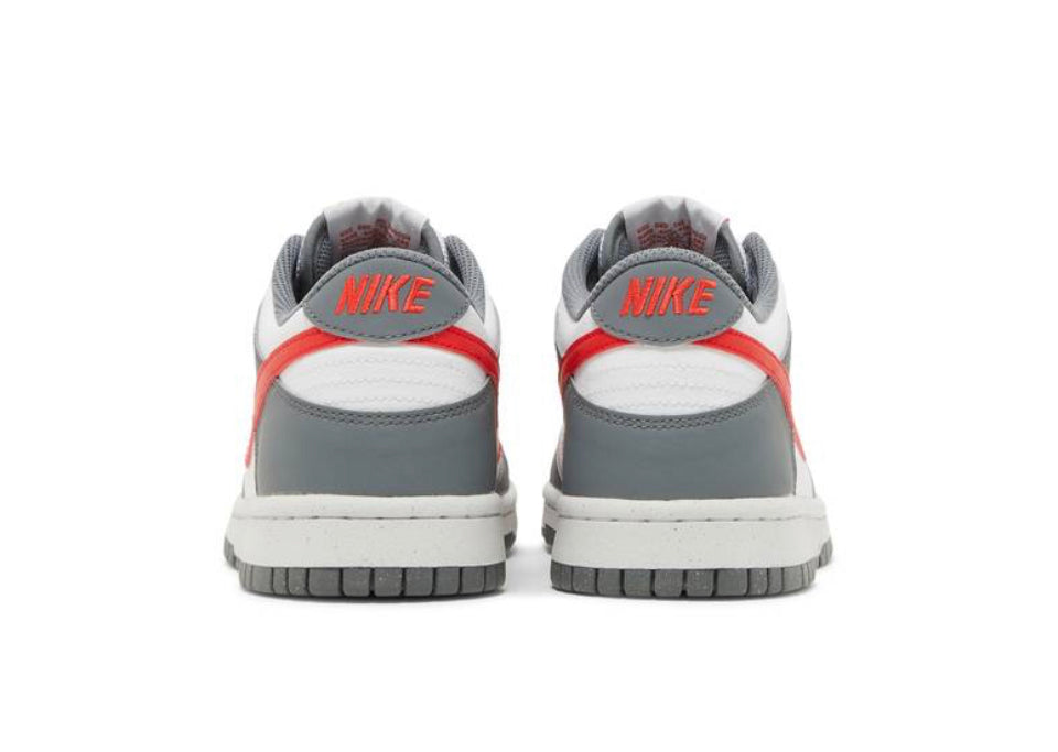 Dunk Low Next Nature Gris humo Carmesí claro