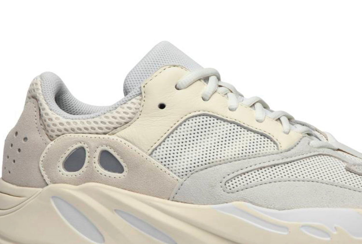 Yeezy 700 analógico