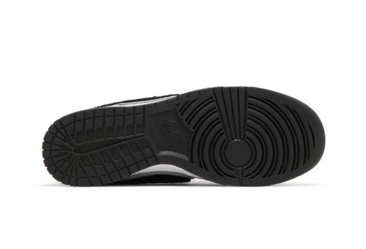 Dunk Low Chenille Swoosh negro gris